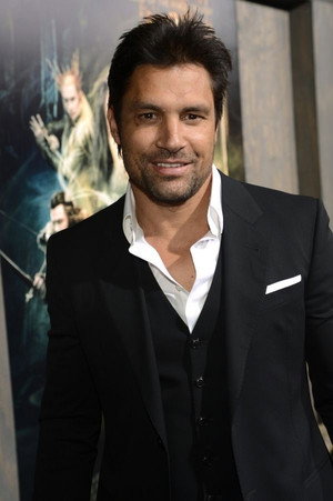 Manu Bennett portrait