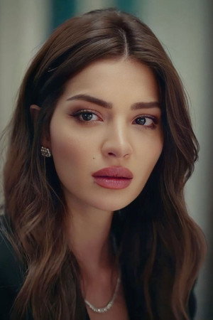 Melisa Aslı Pamuk portrait