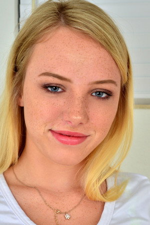 Dixie Lynn portrait