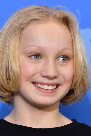 Helena Zengel portrait