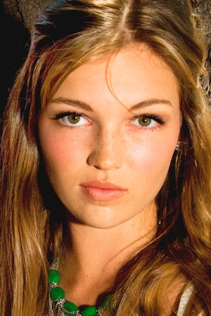 Lili Simmons portrait