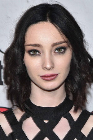 Emma Dumont portrait