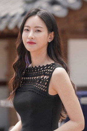 Oh Yeon-seo portrait
