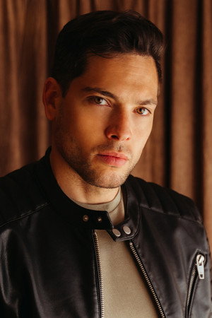 Román Reyes portrait