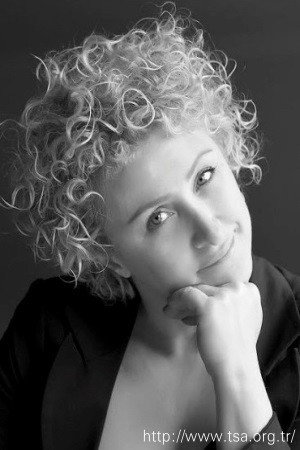 Romina Özipekçi portrait