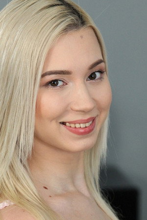 Roxy Risingstar portrait