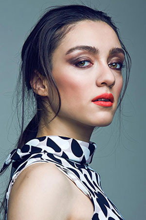 Merve Dizdar portrait