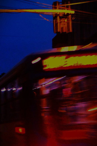 A Chegada Do Ônibus Na Madrugada Da Cidade Do Céu Roxo movie poster