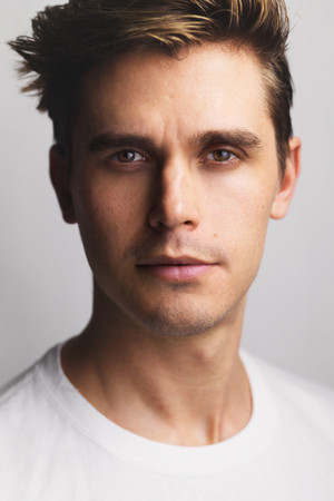 Antoni Porowski portrait