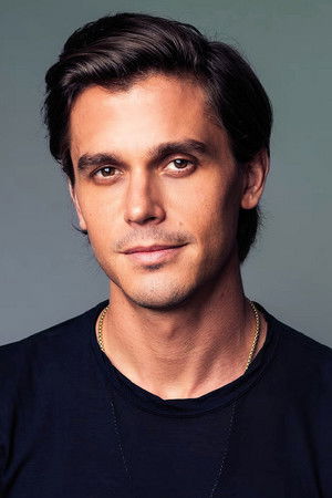 Antoni Porowski portrait